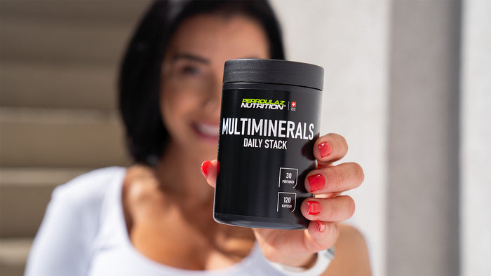Perroulaz Nutrition Frau mit Multiminerals in der Hand