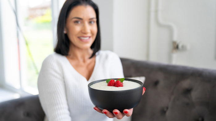 Frau mit Schüssel Instant Rice Pudding in der Hand